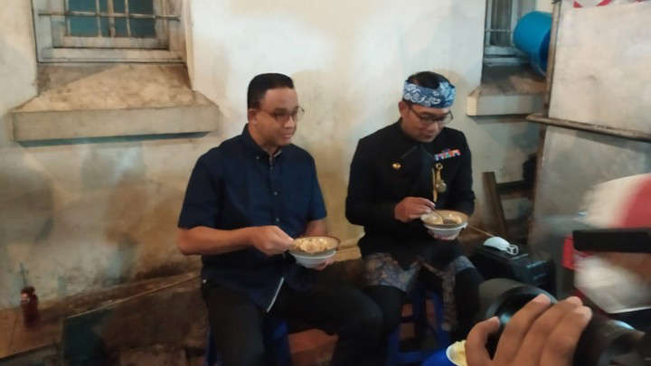 Ke Bandung, Anies Ditemani Ridwan Kamil Makan Bubur Ayam di Pinggir Jalan Asia Afrika